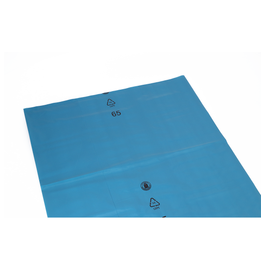 Die DEISS 20101 (650+550x1350 mm, Typ 100, blau) von EMIL DEISS KG ist eine große blaue Kunststofffolie mit Recycling-Symbolen und der schwarzen Zahl "65", die für Transport und Lagerung bestimmt ist. Abgebildet auf einfarbig weißem Hintergrund.