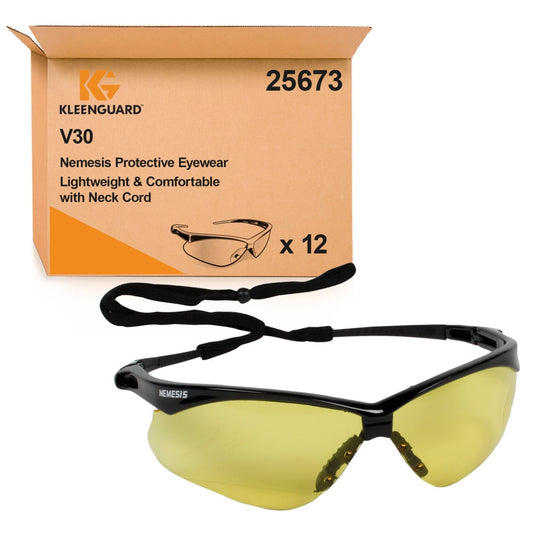 Eine KleenGuard® V30 Nemesis™ Schutzbrille der Kimberly-Clark GmbH mit karamellfarbenen Gläsern und schwarzer Umhängekordel wird vor einer Schachtel mit der Aufschrift "Kleenguard V30 Nemesis Protective Eyewear" gezeigt. Leichter und bequemer Augenschutz.