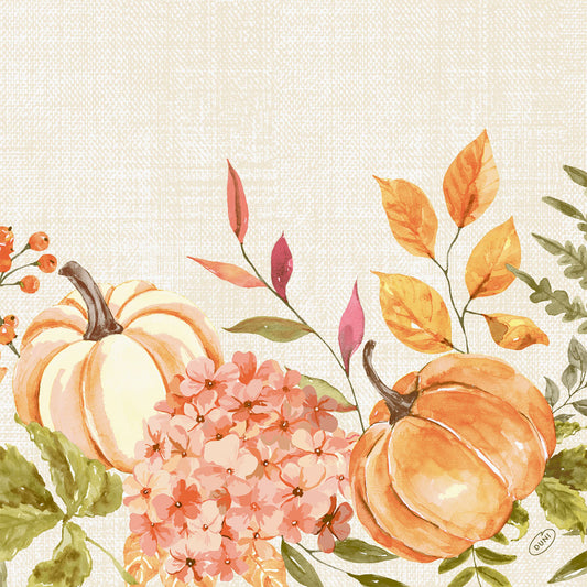 Zwei orangefarbene Kürbisse im Design "Spicy Pumpkin" sitzen inmitten von rosa Blüten und Herbstblättern auf einem beigen Hintergrund - dieses zarte Aquarellmotiv wertet die Duni GmbH Servietten 40x40 4-lagig Klassik Spicy Pumpkin (Packung 50 Stück) auf.