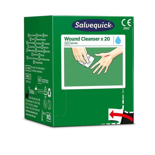 Eine grüne Schachtel mit dem Salvequick Savett Wundreiniger (0,9 % NaCl, steril) von Orkla Wound Care AB enthält 20 sterile Wundreiniger. Auf der Packung ist eine Gebrauchsanweisung mit einer Abbildung zu sehen, auf der eine Hand die andere reinigt.