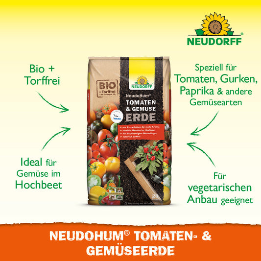Ein Sack NeudoHum Tomaten- & GemüseErde aus dem Neudorff Shop wird mit frischen Tomaten und Sommergemüse gezeigt. Die torffreie Erde eignet sich für Hochbeete und liefert Nährstoffe für den vegetarischen Anbau.