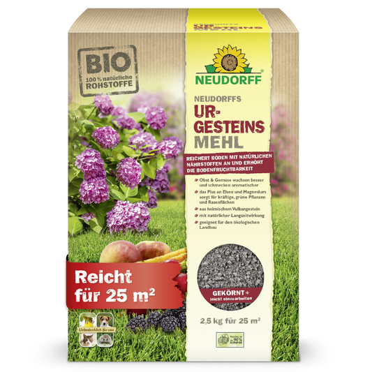 Eine Kiste mit Neudorffs UrgesteinsMehl aus dem Neudorff Shop steht aufrecht und zeigt Bilder von Hortensien, Äpfeln und Gras. Die 2,5 kg-Packung reicht für 25 m² und soll die Bodenfruchtbarkeit verbessern.