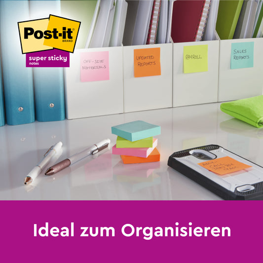 Ein Schreibtisch mit Post-It® Super Sticky Notes (47,6 mm x 47,6 mm, 45 Blatt/Block, 4 Blöcke), Haftnotizen, Stiften, Mappen mit Haftnotizen der 3M Deutschland GmbH und einem Handtuch. Abgebildet sind "Ideal zum Organisieren" und das Logo.