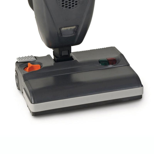 Nahaufnahme des TASKI AERO UP Power-Bürstenkopf Bodenstaubsaugers von Diversey Deutschland GmbH & Co. OHG, mit hervorgehobenen Bedientasten und Rädern auf weißem Hintergrund - ideal für eine effektive Reinigung. Packung: 1 Stück.