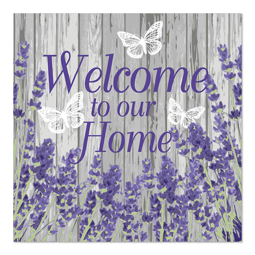 Schild mit violettem Text "Welcome to our Home" auf grauem Holzhintergrund, verziert mit lavendelfarbenen Blumen und drei weißen Schmetterlingen, in Anlehnung an PAPSTAR 20 Servietten, 33x33cm, 3-lagig von PAPSTAR GmbH.