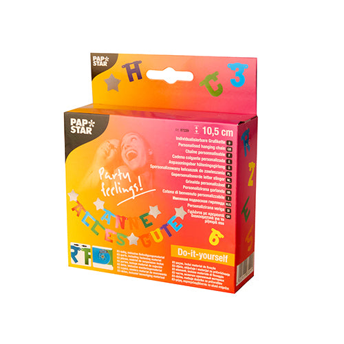 Das PAPSTAR GmbH Auslaufartikel individualisierbare Grußkette Set kommt in einer farbenfrohen Schachtel mit bunten Buchstaben, fröhlichen Motiven, mehrsprachigem Text und Produktdetails inklusive Abmessungen auf der Vorderseite.