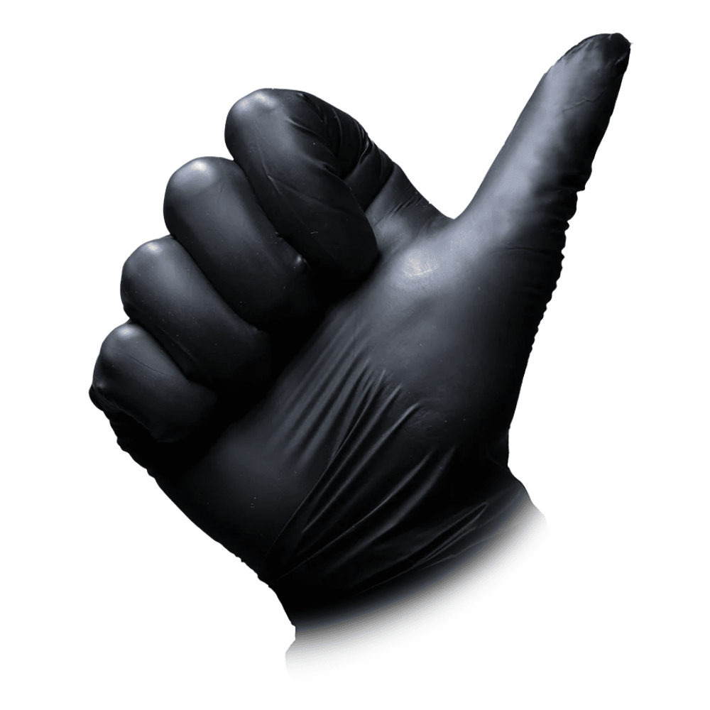 O mână care poartă o mănușă AMPri MED-COMFORT BLACK Vitril, fără pudră, de culoare neagră, produsă de AMPri Handelsgesellschaft mbH, arată cu degetul mare ridicat pe un fundal alb.