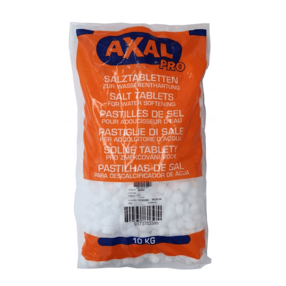 Un sac de 10 kg de sare de regenerare AXAL PRO TABS – sare specială pentru dedurizarea apei, produsă de K+S Minerals and Agriculture GmbH. Ambalajul este în principal de culoare portocalie și albă, cu text în mai multe limbi, precum engleza, germana și franceza. Codul de bare este amplasat în mod vizibil în partea de jos, în centrul sacului.