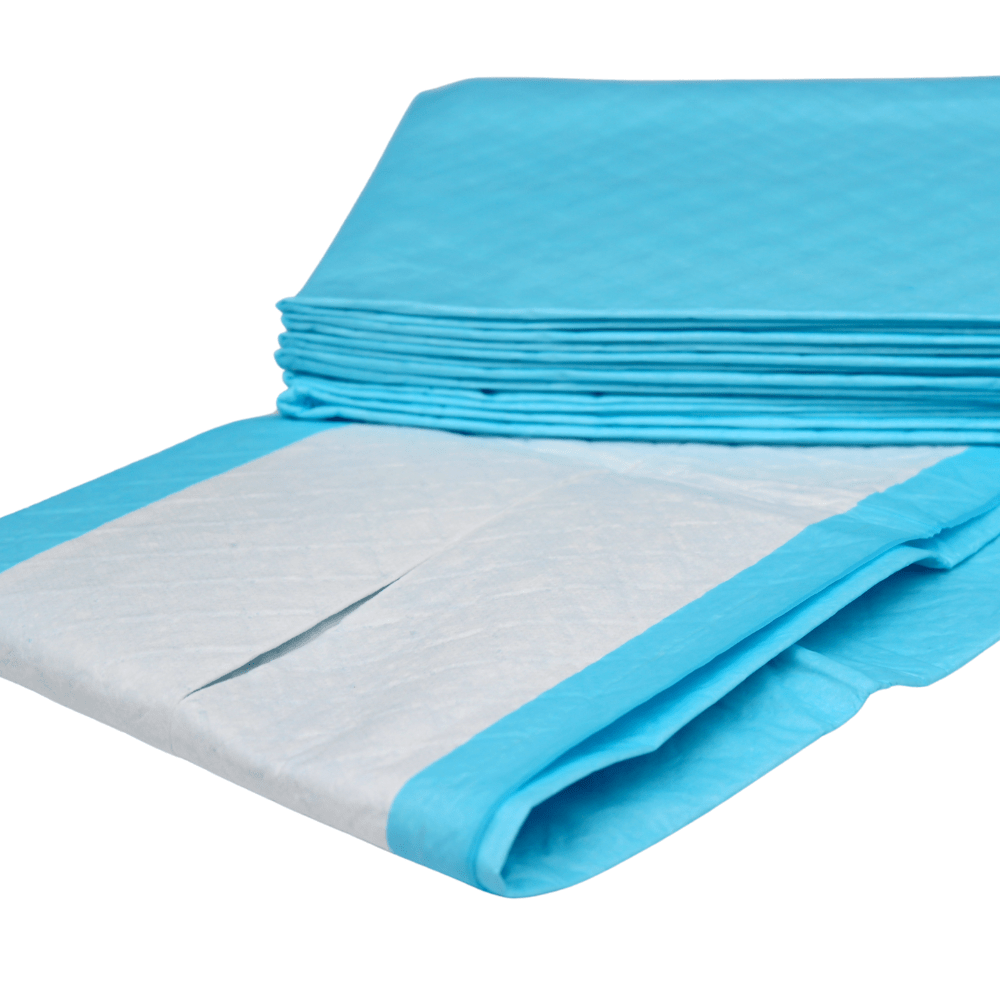 În imagine este prezentată o stivă de protecții de pat Altruflock® albastre, de 60 x 90 cm, Supersoft, extrem de absorbante | Pachet (25 de bucăți) de la Altruan, de unică folosință. Una dintre protecții este parțial desfăcută, astfel încât se vede suprafața albă absorbantă cu margini albastre. Protecțiile pentru incontinență par a fi așezate una peste alta într-o stivă ordonată.