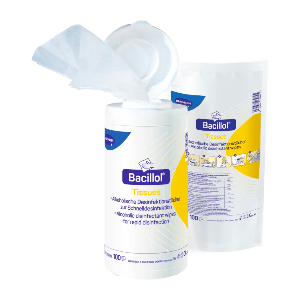 Un recipient cu șervețele dezinfectante pe bază de alcool BODE Bacillol® AF, cu capacul deschis și un șervețel parțial scos, alături de ambalajul produsului, pe care sunt indicate instrucțiunile de utilizare și conținutul. Denumirea mărcii: Paul Hartmann AG