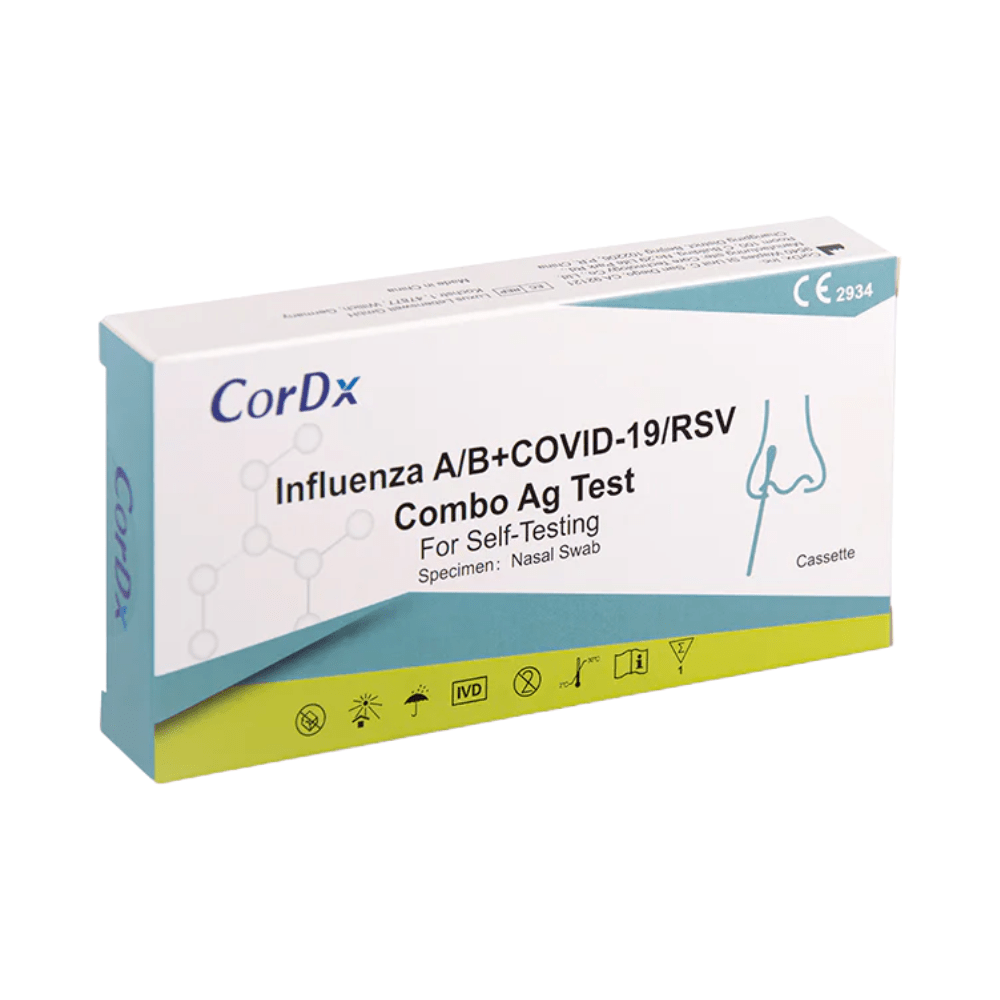 O cutie dreptunghiulară cu inscripția „CorDx 4 în 1 – Test combinat de antigen pentru uz laic: virusul RSV + COVID-19 + gripa A + B | Pachet (1 test)”, concepută pentru autotestare prin recoltare nazală. Cutia conține simboluri cu diverse informații și certificări, o ilustrație a procedurii de recoltare a tamponului nazal și subliniază capacitatea testului de a detecta antigenul RSV și SARS-CoV-2.