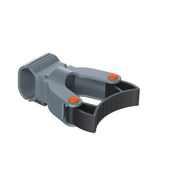 Ein 3D-gerendertes Bild des Di Protect Ovaler Handgriffhalters (1 Stk., Diversey Deutschland GmbH & Co. OHG), eines ovalen Handgriffhalters für den TASKI Protect Trolley, der für Reinigungsaufgaben konzipiert ist - grauer Kunststoff mit orangefarbenen Akzenten und geripptem Griff.