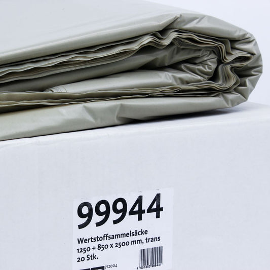 Auf einem weißen Karton ruht ein Stapel gefalteter, durchscheinender DEISS Wertstoffsammelsäcke. Auf dem Etikett auf dem Karton steht „99944 DEISS Wertstoffsammelsack Typ-100, 2500 Liter – 2500 Liter | Karton (20 Säcke).“ Diese reißfesten Beutel der EMIL DEISS KG (GmbH + Co.) versprechen Langlebigkeit für alle Ihre Sortieraufgaben.