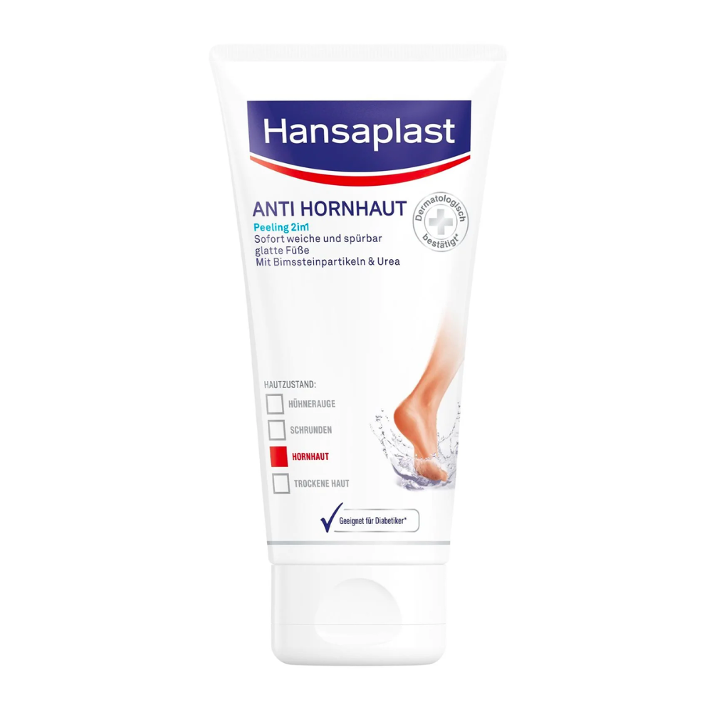 Un tub alb cu articolul de ieșire al Beiersdorf AG: Hansaplast Anti Hornhaut Peeling 2in1 (75ml) stă vertical. Eticheta predominant albă cu accente albastre și roșii arată picioare goale, stropi de apă și textul "Îngrijirea picioarelor".