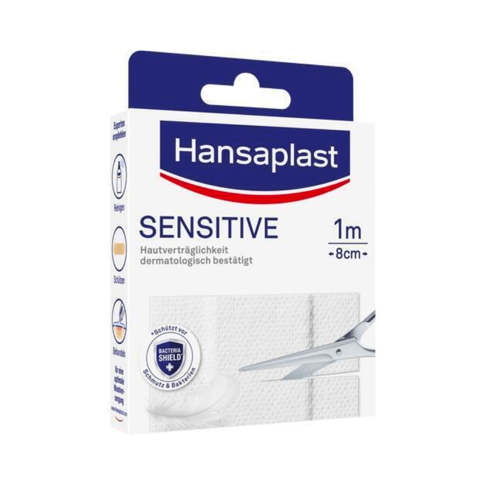 Ambalaj pentru plasturi Hansaplast Sensitive - Diverse dimensiuni de la Beiersdorf AG. Pe cutie sunt vizibile logo-ul mărcii, numele produsului și o imagine a unei foarfece care taie o bandă de plasture. Ambalajul evidențiază aprobarea dermatologică.