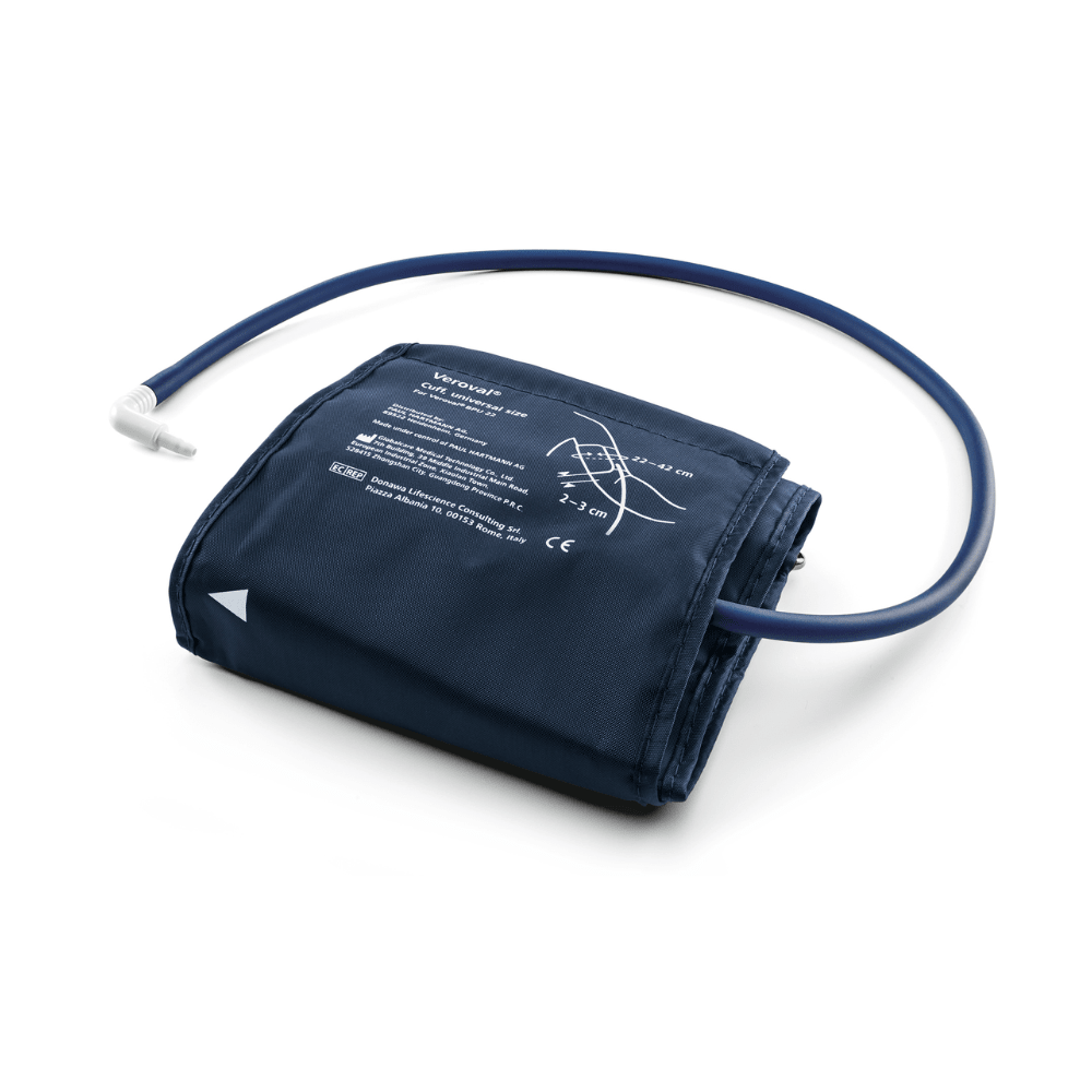 Un tensiometru pentru braț Veroval® Compact de la Paul Hartmann AG cu un manșon albastru din nylon și un tub de cauciuc atașat, așezat pe un fundal alb, cu instrucțiuni imprimate vizibile pe manșon.