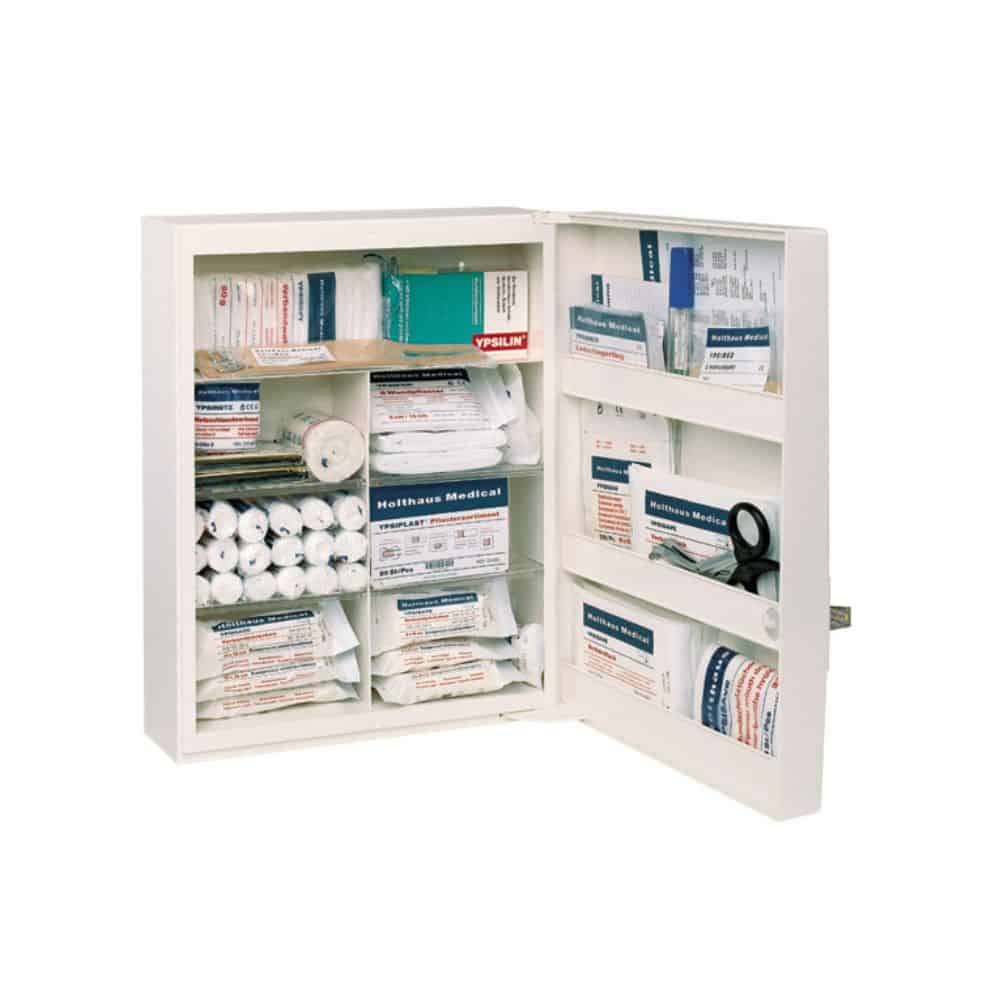 Dulapul de prim ajutor FAMULUS de la Holthaus Medical GmbH & Co. KG, fără conținut, este un dulap deschis și spațios, dotat cu mai multe rafturi care pot fi echipate cu diverse articole medicale, precum bandaje, role de tifon, o mască pentru resuscitare cardiopulmonară (CPR), șervețele antiseptice și plasturi. Dispunerea sa clară asigură o identificare ușoară și un acces simplu în caz de urgență. Pentru o recunoaștere rapidă, pe ușă este aplicat în mod vizibil un simbol de urgență.