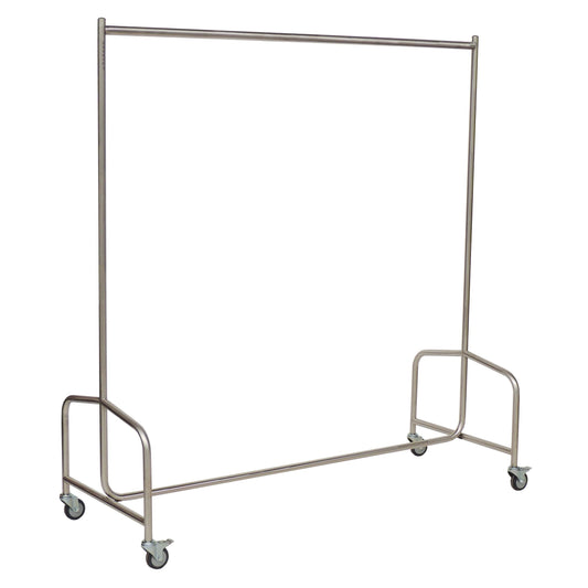 Der Novocal Kittelständer verfügt über einen vollverschweißten Edelstahlrahmen mit vier Rädern und bietet eine stabile und einfache Kleideraufbewahrung ohne zusätzliche Anbauteile oder Dekorationen.