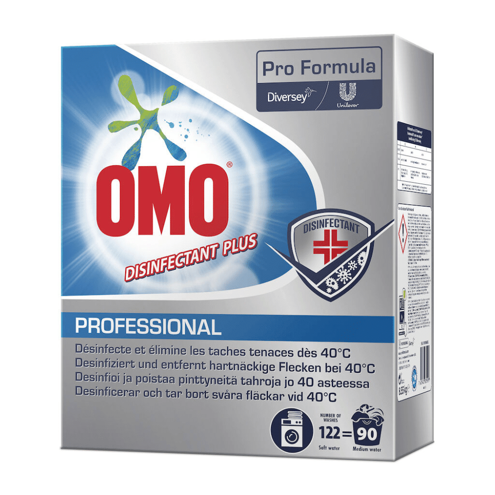 Este expus un pachet de Omo Professional Disinfectant Plus, detergent dezinfectant (8550 g) produs de Diversey Deutschland GmbH & Co. OHG. Ambalajul subliniază eficacitatea în îndepărtarea petelor dificile la 40 °C și conține logo-urile Unilever și Diversey, precum și instrucțiunile de utilizare.