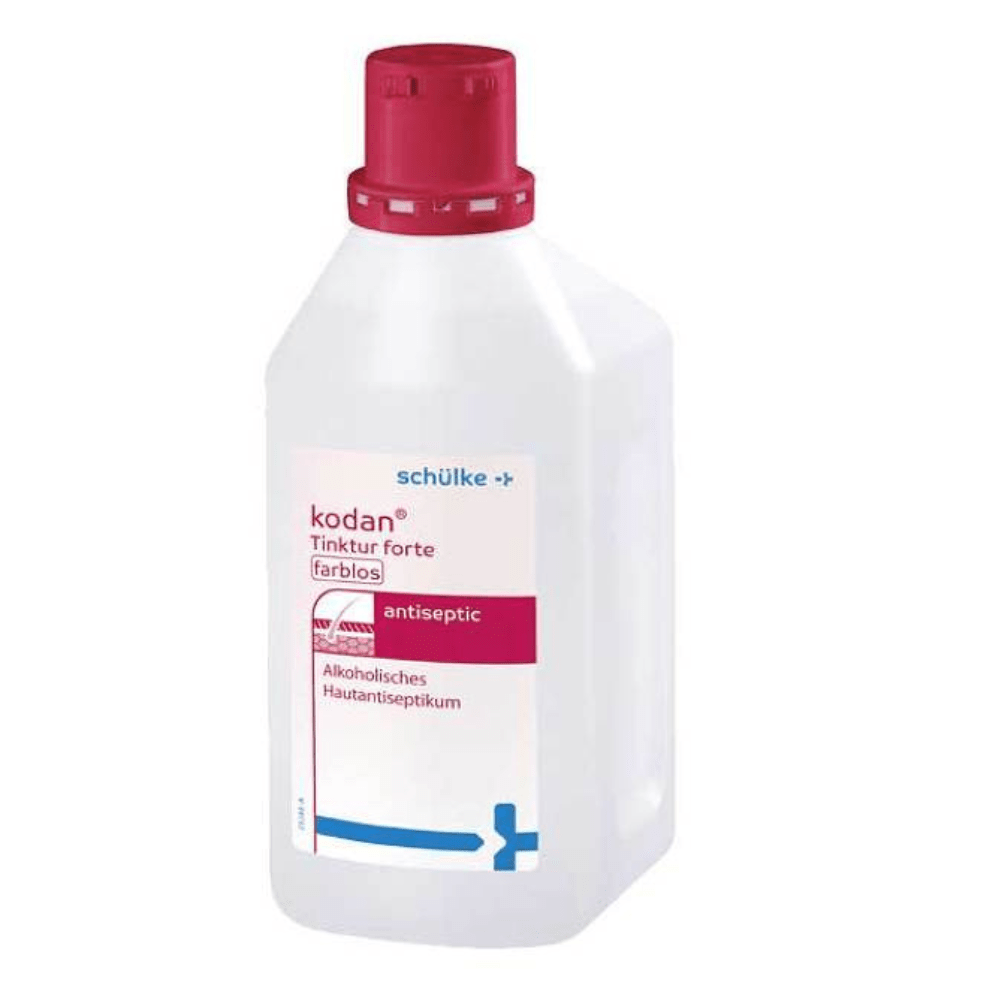 O sticlă de Schülke Kodan® Tinctură forte – antiseptic cutanat, soluție incoloră produsă de Schülke & Mayr GmbH. Sticla este albă, cu un dop roșu și detalii ale etichetei în albastru, roz și text negru.
