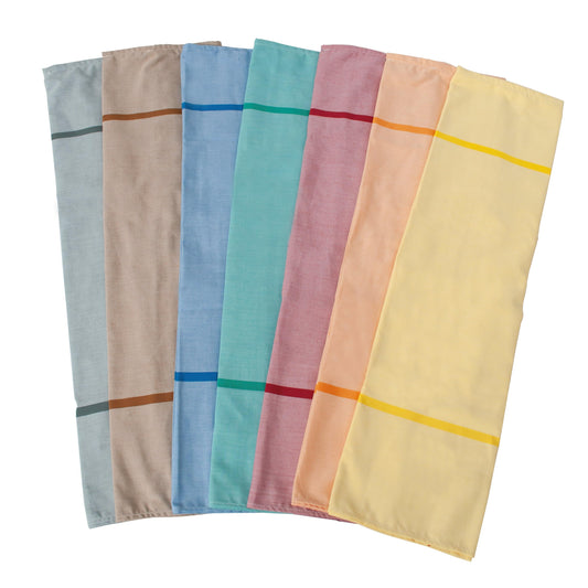 Sechs gefaltete Stoffservietten in Grau, Taupe, Blau, Petrol, Pink und Gelb mit einem Streifen sind auf weißem Grund neben dem Novocal Textil-Wäschesack selbstöffnend (100% Polyester, ca. 12 kg Fassungsvermögen) von Novocal angeordnet.