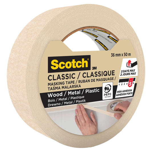 Eine 36 mm x 50 m Rolle Scotch® Classic Abdeckband von 3M, beige, für Holz, Metall & Kunststoff. PEFC-zertifiziert (70%), hohe Klebkraft, max. 2-Tage-Verwendung. Die Verpackung zeigt eine Hand, die das Band anbringt. 1 Rolle pro Packung.