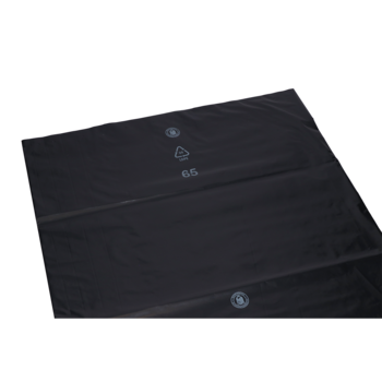 Die schwarze Kunststofffolie DEISS 95006 (750+200x1100, Typ 100) der EMIL DEISS KG mit drei weißen Kreisen und der Zahl 6,5 ist ideal für Versandkartons oder als vielseitige Verpackung. Geliefert in einem Karton mit 100 Stück, abgebildet auf weißem Hintergrund.