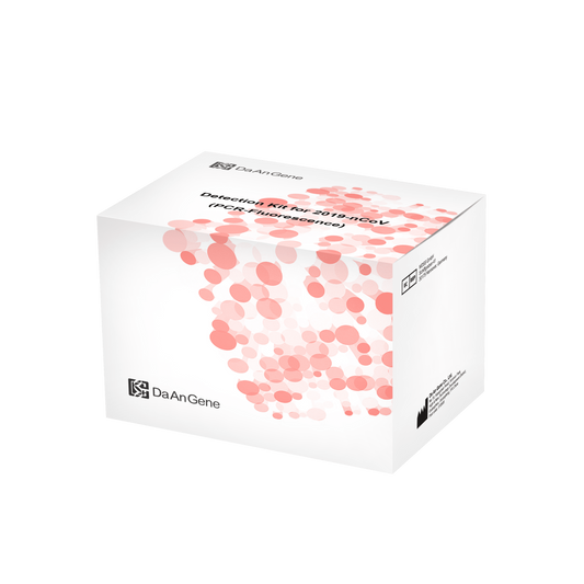 Auf grünem Untergrund ist eine weiße Verpackungsschachtel für das „Nachweis-Set (PCR-Fluoreszenz) DaAn Gendiagnostik-Kit für 2019-ncov“ mit 96 Tests abgebildet, geziert mit dem Schriftzug „Altruan“.