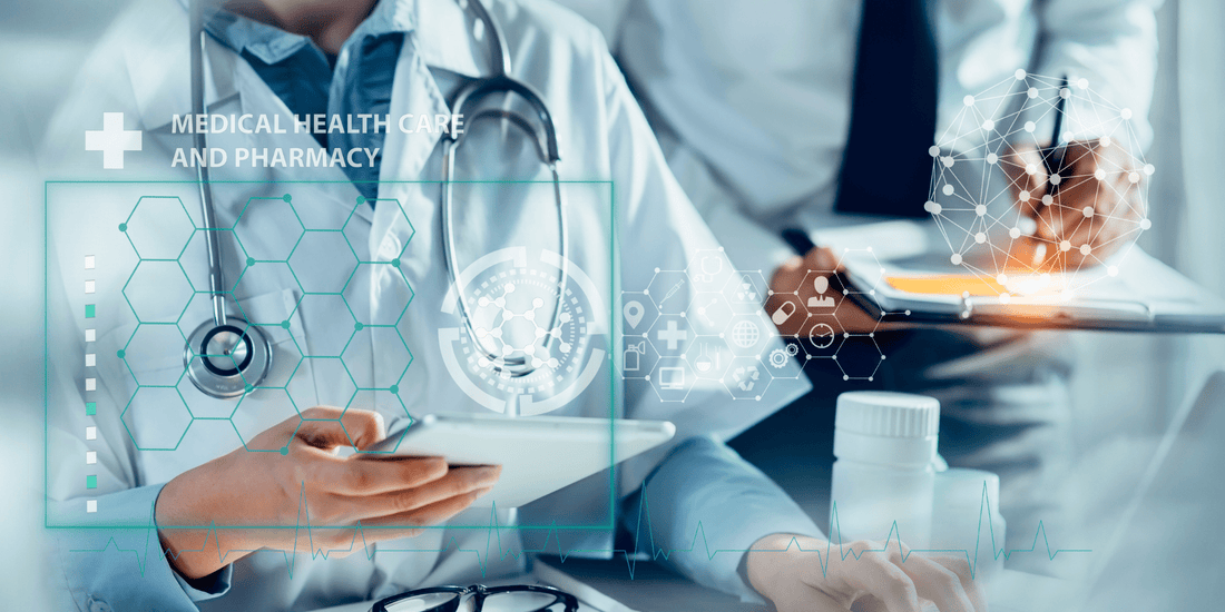 Ärzte nutzen Tablet und Dokumente, mit eingeblendeten digitalen Grafiken zu Medizin, Daten und Gesundheitsversorgung