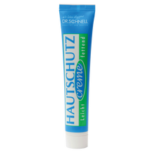 Eine Tube der DR.SCHNELL GmbH & Co. KGaA DR.SCHNELL'S HAUTSCHUTZCREME (50 x 50 ml) in den Farben Blau, Grün und Weiß ist mit einer deutschen Aufschrift versehen, die sie als leichte Schutzcreme für die Haut kennzeichnet.
