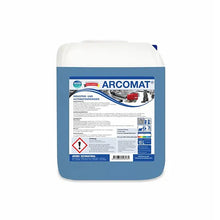 Un recipient de 10 litri de Arcora Arcomat Industrie- und Automatenreiniger de la Arcora International GmbH conține lichid albastru și este prevăzut cu instrucțiuni de utilizare în germană, simboluri de pericol și informații despre produs pentru curățarea industrială.
