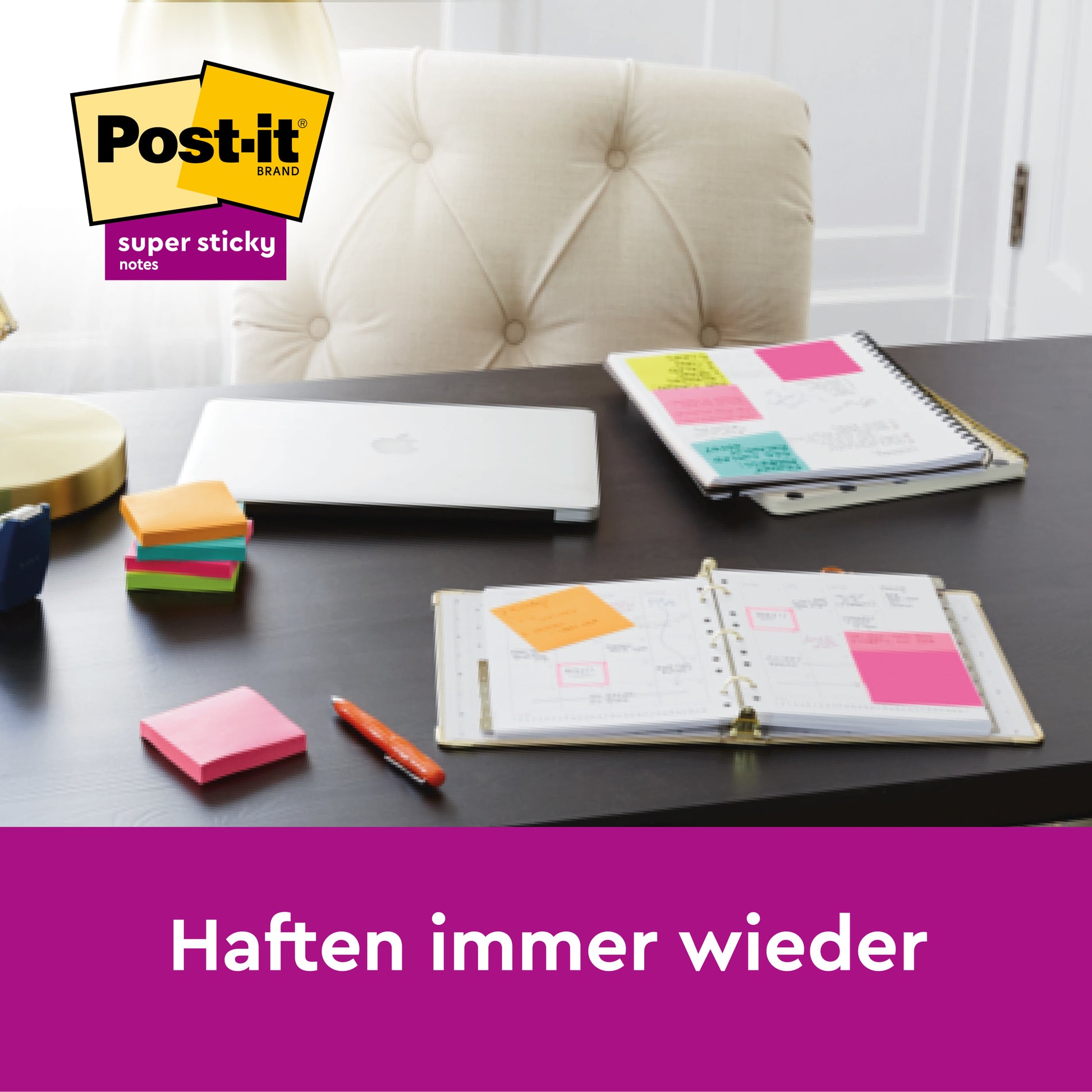Ein Schreibtisch mit Notizbüchern, einem geschlossenen Laptop, einer Lampe, Stiften und bunten Post-it® Super Sticky Notes 6820S3 (76x76 mm) in neongrün, neonpink, ultragelb, ultragrün, ultrapink von 3M Deutschland GmbH. Text: "Haften immer wieder." Logo oben links.