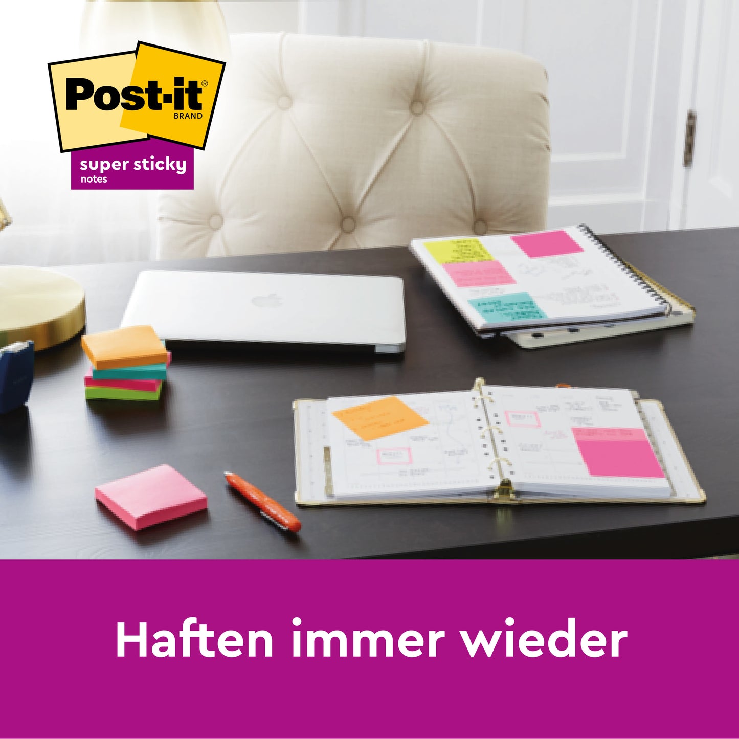 Ein Schreibtisch mit Laptop, Stiften, Planern und 3M Deutschland GmbH Post-it® Super Sticky Notes (76 mm x 76 mm, 90 Blatt/Block, 100 % PEFC), fein säuberlich geordnet. Das Logo erscheint oben links, darunter "Haften immer wieder".