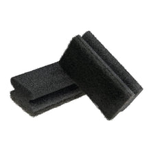 Buretele pentru curățarea grătarelor Scotch-Brite® de la 3M Deutschland GmbH (1 bucată) este un tampon abraziv dreptunghiular, de culoare neagră, cu textură aspră, așezat pe un fundal alb – perfect pentru curățarea grătarelor.