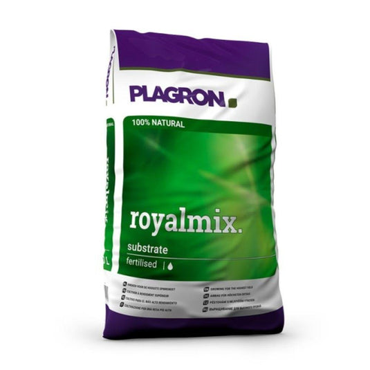 O pungă de Plagron Royalmix – Cultivare cu randament maxim, produsă de Bertels B.V., prezintă un design verde-violet cu inscripțiile „100 % natural” și „îngrășat cu humus de viermi”, care evidențiază amestecul premium de îngrășăminte organice, însoțit de simboluri care descriu în detaliu proprietățile sale.