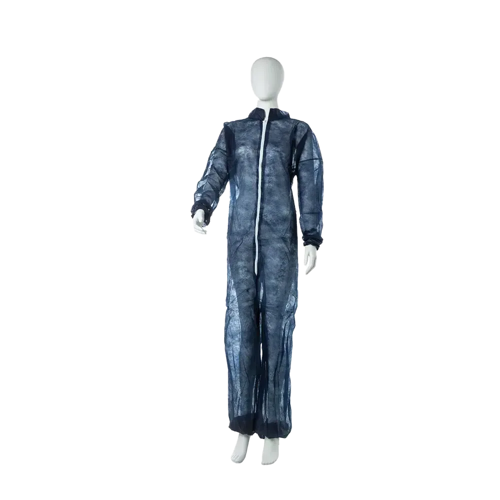 Eine weiße Schaufensterpuppe zeigt den MED-COMFORT PP-Overall mit Stehkragen in Blau der AMPri Handelsgesellschaft mbH, einen Ganzkörper-Overall mit langen Ärmeln und Frontreißverschluss, vor einem schlichten weißen Hintergrund.