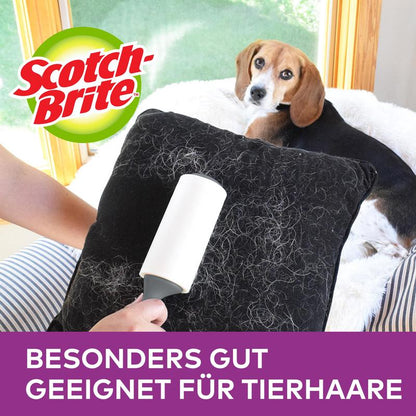 O persoană folosește rollerul pentru părul de animale Scotch-Brite™ Pet Extra Sticky* (48 de foi, 1 bucată) de la 3M Deutschland GmbH pentru a îndepărta părul de animale de pe o pernă neagră. Un câine stă pe canapea; logo-ul și "DEOSEBIT DE POTRIVIT PENTRU PĂRUL DE ANIMALE" apar deasupra.