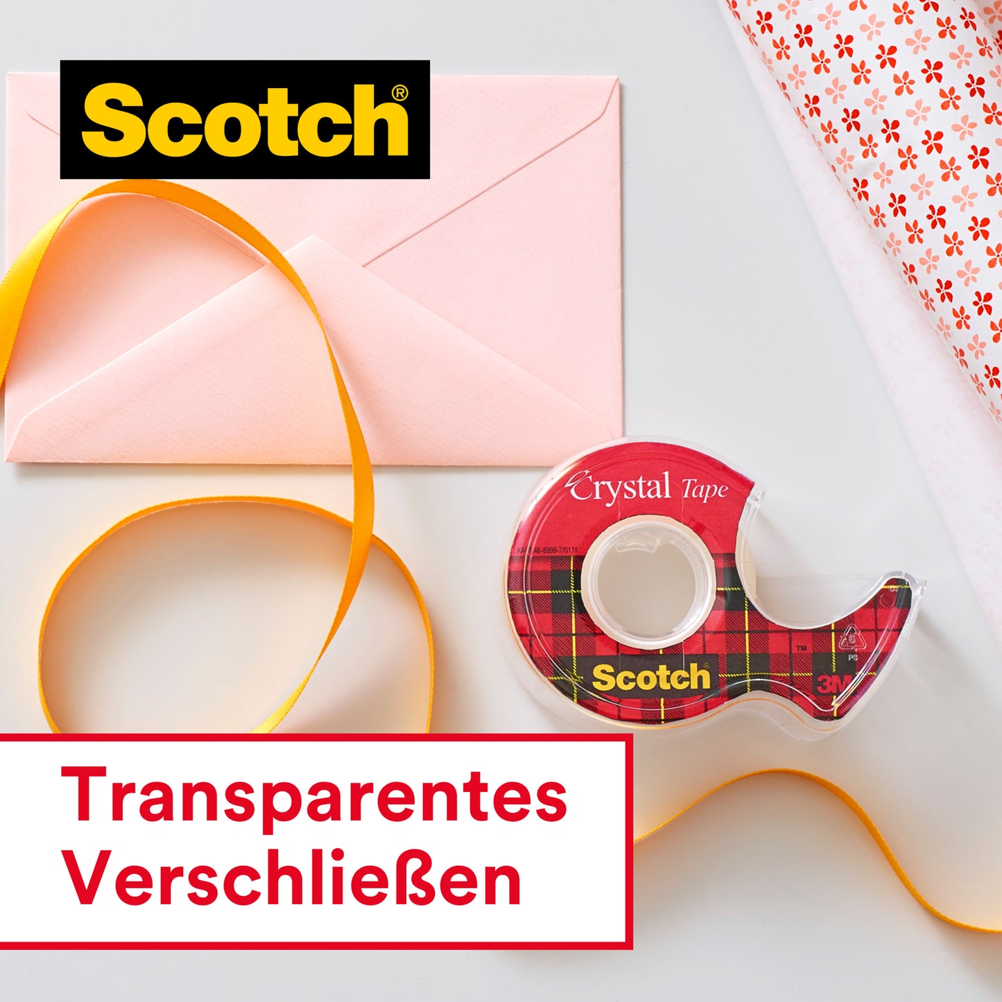 Eine Rolle Scotch® Crystal Klebeband, transparent (19 mm x 33 m) von 3M Deutschland GmbH liegt neben einem pinken Umschlag, gelbem Band und Geschenkpapier. Text: "Transparentes Verschließen". Scotch-Logo oben links. Ideal für Bürobedarf.