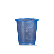 Der MED COMFORT BASIC Einmal Medizinbecher der AMPri Handelsgesellschaft mbH ist ein kleiner, blauer, graduierter 30 ml Kunststoffbecher für den medizinischen Gebrauch, abgebildet auf einem schlichten weißen Hintergrund.