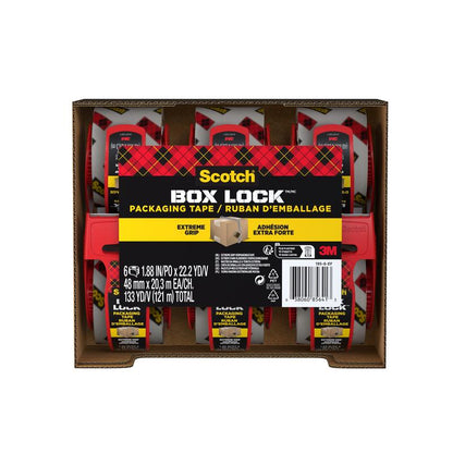 Un carton conține șase role de bandă adezivă de ambalare Scotch® Box Lock™ 48 mm x 20,3 m de la 3M Deutschland GmbH, fiecare cu un distribuitor roșu. Eticheta afișează "Extreme Grip" și "Extra Strong" precum și dimensiunile și brandingul 3M.