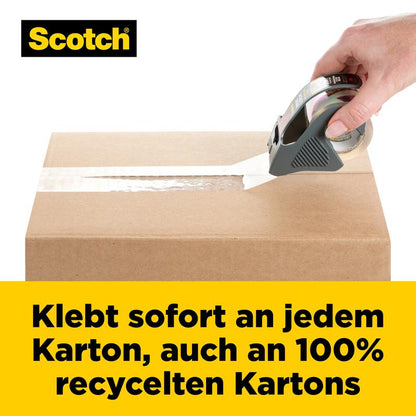 O mână sigilează un carton maro cu bandă adezivă de ambalare Scotch® Box Lock™ 48 mm x 20,3 m de la 3M Deutschland GmbH. Text: "Aderă imediat la orice carton, chiar și la cele 100% reciclate." Logo-ul Scotch apare în colțul din stânga sus.