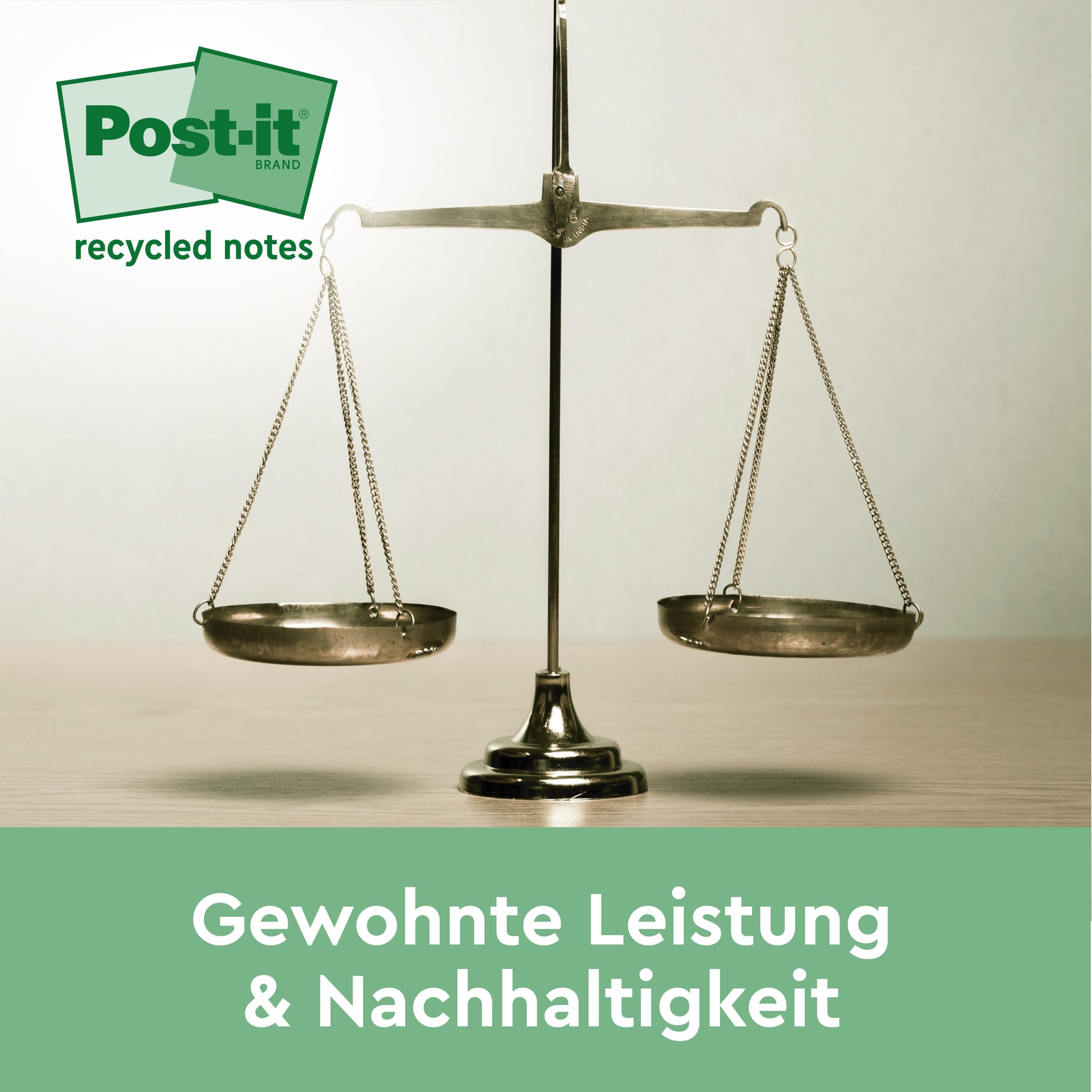 Eine Messingwaage steht auf einer Holzfläche. Oben links erscheint das Logo der Post-it® Recycling Z-Notes by 3M Deutschland GmbH. Unten steht der deutsche Text "Gewohnte Leistung & Nachhaltigkeit". 100% PEFC, 6 Blöcke/Packung.