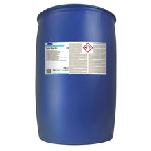 Un butoi mare albastru din plastic (200 l) de la Suma Med Alu al Diversey Deutschland GmbH & Co. OHG, identic ca formulă cu Suma Jade Pur-Eco L8, pentru mașini de spălat vase, are o etichetă albă cu text și un simbol pentru substanțe corozive; ilustrat în poziție verticală pe un fundal alb.