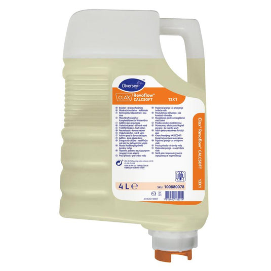 O cartușă de 4 l Clax Revoflow Calcsoft 13X1, agent de reducere a durității apei, produsă de Diversey Deutschland GmbH & Co. OHG, are o etichetă portocalie, un capac alb și zone transparente care conțin un lichid de culoare galben deschis; pe partea din față sunt indicate informații despre produs.