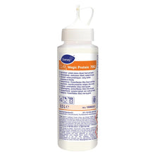 Eine 500 ml Dosierflasche von Diversey Clax Magic Protein Fleckenentferner für Blut, Eiweiß, Nahrungsmittel und Gras mit Tüllenverschluss und mehrsprachigem Etikett von Diversey Deutschland GmbH & Co. OHG.