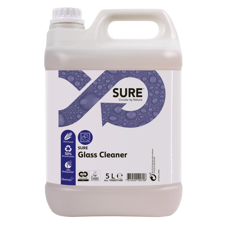Un recipient de plastic de 5 litri cu SURE Glass Cleaner de la Diversey Deutschland GmbH & Co. OHG cu mâner de transport și capac cu șurub. Eticheta violetă arată simboluri, informații despre produs, putere de curățare, reciclabilitate și prietenie cu mediul.