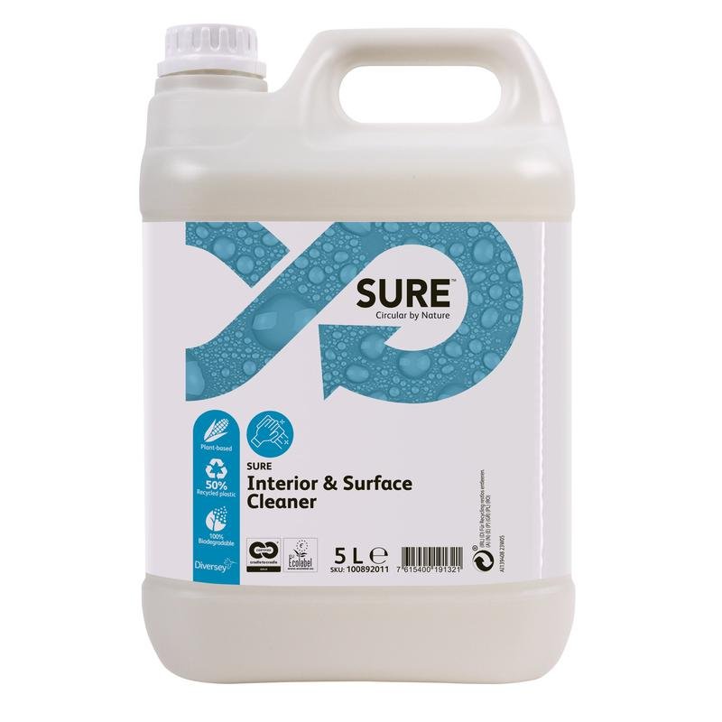 Un recipient de plastic de 5 litri SURE Interior & Surface Cleaner, un detergent universal de la Diversey Deutschland GmbH & Co. OHG, cu mâner de transport și capac cu șurub; eticheta afișează numele mărcii, un design albastru și simboluri pentru ingrediente vegetale, biodegradabile.