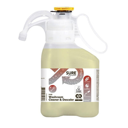 Un recipient de plastic de 1,5 litri SURE Washroom Cleaner & Descaler, detergent sanitar și decalcifiant de la Diversey Deutschland GmbH & Co. OHG, cu capac galben, furtun de dozare, etichetă de produs, certificări ecologice și instrucțiuni de utilizare.