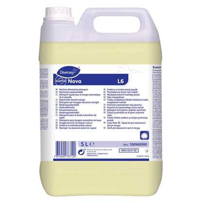 Un recipient de plastic de 5 litri cu Suma Nova L6, un detergent lichid pentru mașini de spălat vase fără clor și NTA pentru apă dură de la Diversey Deutschland GmbH & Co. OHG, cu capac alb și mâner; cu instrucțiuni de utilizare multilingve pe etichetă.