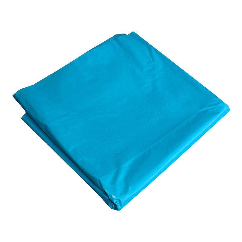 Un sac de gunoi albastru Abena Re-Seller GmbH (240 L, 650+550x1350 mm, 76 my LDPE) de pe un sul de 10 bucăți este așezat curat și pliat pe o suprafață albă, culoarea sa seamănă cu cea a sacilor de gunoi standard albaștri.